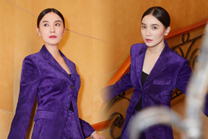 宋佳丝绒西装干练帅气挺胸抬头秀好身材