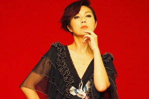 杨千嬅妩媚烟熏妆展性感女人味