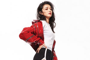 姚晨红色皮衣秀发飘逸气场十足