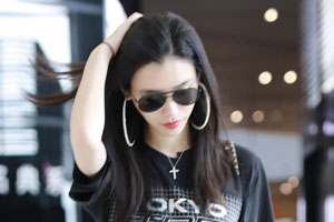 奚梦瑶随性上演撩发诱惑