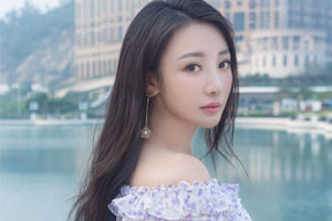 柳岩着紫色碎花露肩裙优雅回眸