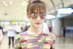 毛晓彤穿长裙扎丸子头俏皮可人