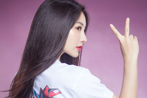 柳岩穿法国球衣开心比剪刀手