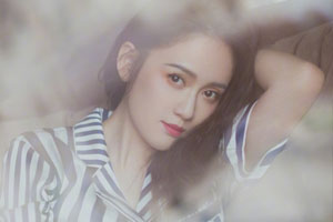 陈乔恩晒睡衣美照妆容精致