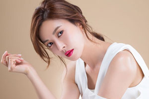 人妻金素妍红唇演绎诱惑美妆