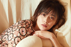 阚清子冷艳解锁“裸色妆”眼神沉郁