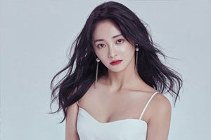 周洁琼吊带秀香肩变轻熟女