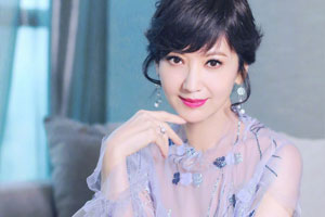 赵雅芝纱裙仙气飘飘 单手托腮气质动人