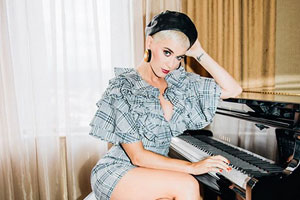 水果姐低眸专注弹钢琴