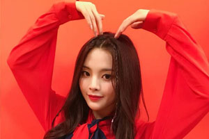 杨超越对镜头比心精致似娃娃