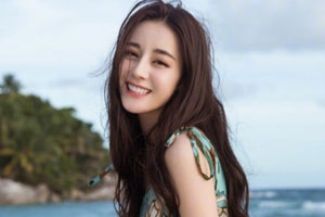 热巴穿吊带长裙微风撩发仙气十足