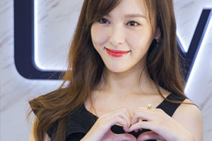 唐嫣半露香肩 对镜头比心“糖分”满满