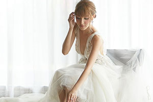 陈凯琳巴厘岛完婚 深V雪纺裙显优雅脱俗