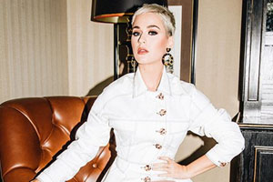 水果姐穿白色短裙秀好身材 女王范儿足