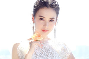 辣妈黄圣依人比花娇 穿鱼尾裙身姿婀娜