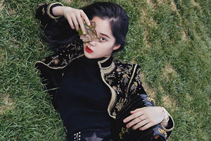 欧阳娜娜红唇西装大长腿魅力非凡