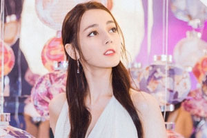 热巴出席活动一袭白裙仙气飘飘