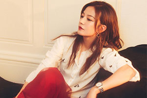 赵薇白衬衫搭配酒红长裙甜美有气场