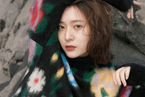 郑秀晶拍写真 皮肤白皙侧颜俊美