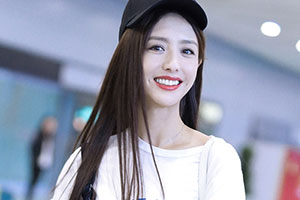 佟丽娅秀发飞扬穿背带裤显青春