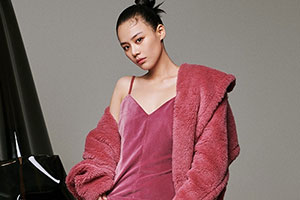 马思纯穿粉色大衣半露香肩