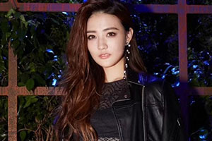 徐璐亮相秀场装扮性感魅惑