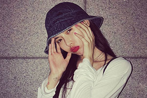 泫雅晒美照肤白唇红俏皮可爱