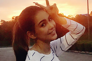 昆凌夕阳下收工回眸甜笑开心比V