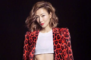 郑秀文晒美照大方“炫腹”