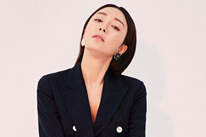 秦岚封面大片曝光尽显优雅魅力