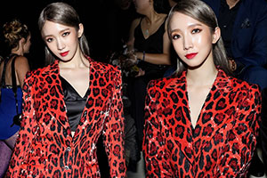 孟美岐红色豹纹西装亮相时装周