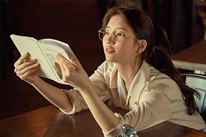 秀智戴眼镜读书似清纯大学生