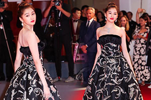 关晓彤抹胸黑裙亮相威尼斯冷艳霸气