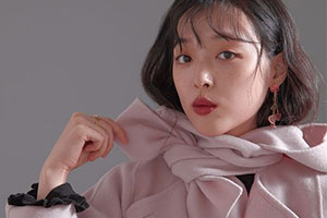 雪莉大眼睛紧盯镜头嘟嘴卖萌