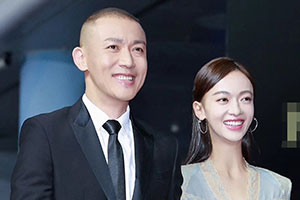 聂远吴谨言挽手走红毯露甜笑