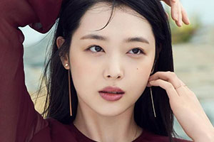 雪莉眼神妩媚肤白貌美气质优雅