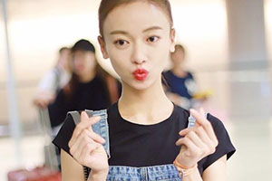 吴谨言比心嘟嘴卖萌活泼俏皮