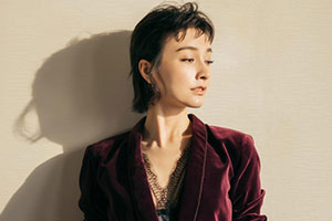 吴昕蕾丝搭酒红色西装性感又霸气