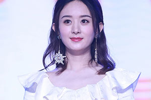 赵丽颖脸部圆润穿白裙清丽可人