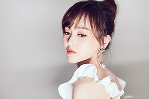 唐嫣修身白裙显苗条身材扎丸子头清新