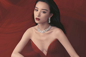 倪妮拍大片深V风情万种