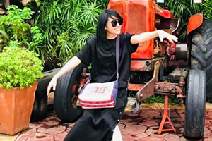 许晴穿开叉裙坐拖拉机前摆pose接地气