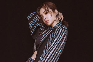 蔡依林抬手摆POSE脖颈细白蛮腰纤瘦