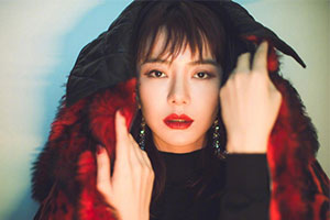 戚薇穿红色豹纹外套狂野魅惑