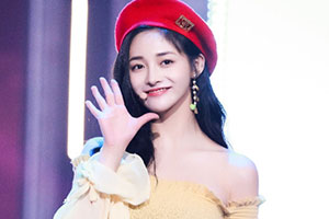 周洁琼贝雷帽搭配露肩装元气十足