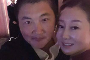 孙楠与妻子潘蔚甜蜜依偎大秀恩爱