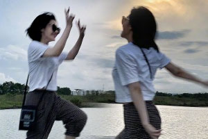 许晴蹦蹦跳跳实力演绎高兴到模糊