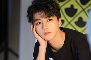 王俊凯五官精致眼神纯真温暖