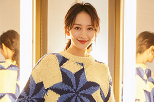 王鸥毛衣短裙现身活动柔媚娇俏