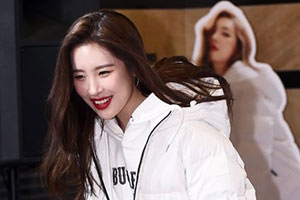 宣美红唇美艳展羞涩笑容